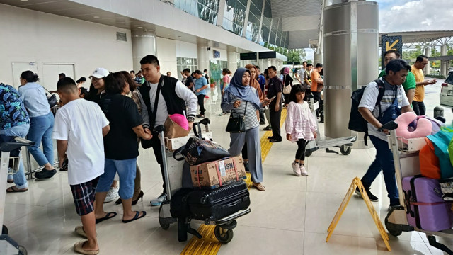 Aktivitas penumpang di Bandara Sam Ratulangi Manado pada momen arus balik libur lebaran 2025.