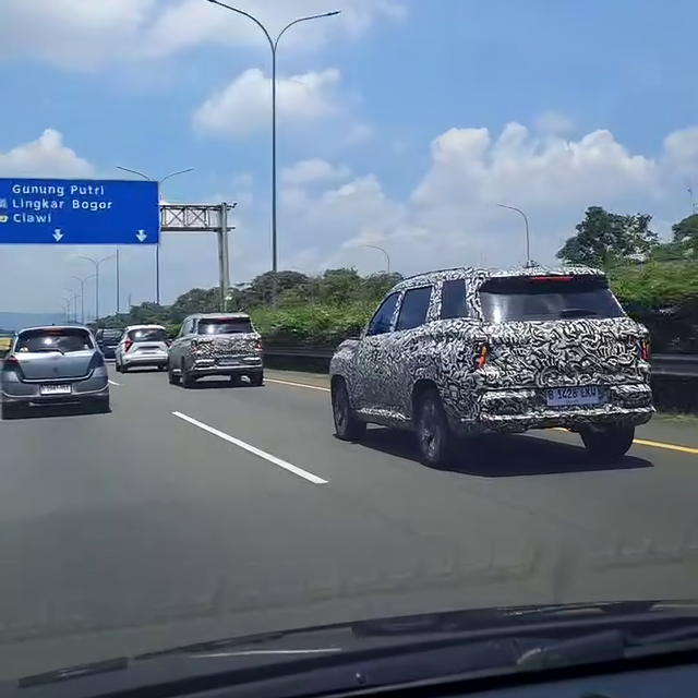Spyshot mobil berkamuflase disinyalir sebagai Mitsubishi Xforce DST Concept di ruas Tol Jagorawi Foto: Instagram/@dimdimsuf