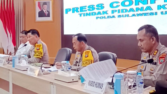 Konferensi Pers yang digelar Polda Sulawesi Utara terkait dugaan korupsi Dana Hibah Sinode GMIM, Senin (7/4). (foto: febry kodongan)