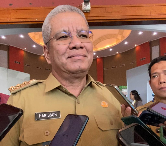 Sekretaris Daerah Provinsi Kalimantan Barat, Harisson. Menanggapi isu pengunduran diri Rokidi dari Dirut Bank Kalbar, Harisson bilang saat ini Rokidi masih aktif menjabat. Foto: Yulia Ramadhiyanti/Hi!Pontianak