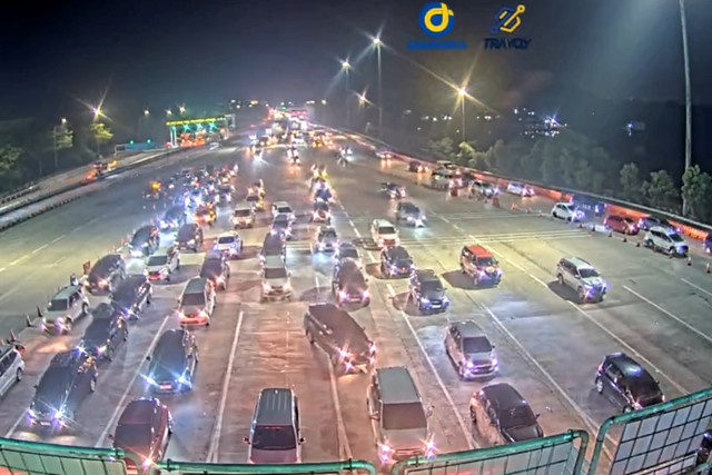 Kepadatan arus lalu lintas mengarah ke Jakarta pada Senin (7/4/2025). Foto: CCTV Jasa Marga