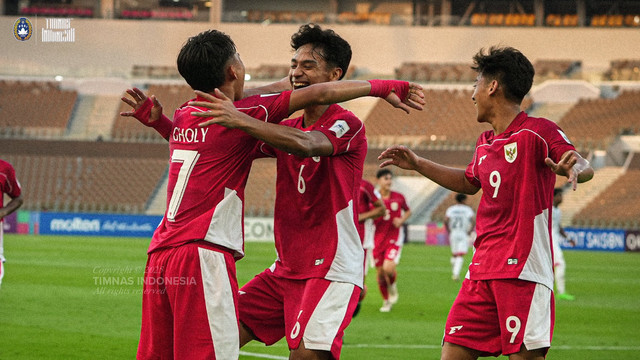 Selebrasi pemain Timnas Indonesia U-17 usai mencetak gol ke gawang Timnas Yaman U-17 pada pertandingan Piala Asia U-17 di di Stadion Prince Abdullah Al-Faisal, Arab Saudi, Senin (7/4/2025). Foto: X/@TimnasIndonesia