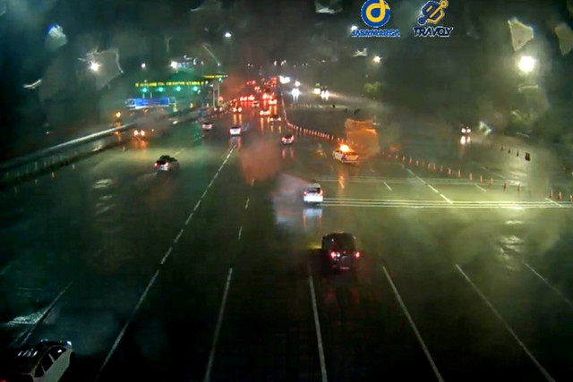 Arus lalu lintas di Tol Jakarta-Cikampek pada Senin (7/4/2025) malam. Foto: CCTV Jasa Marga