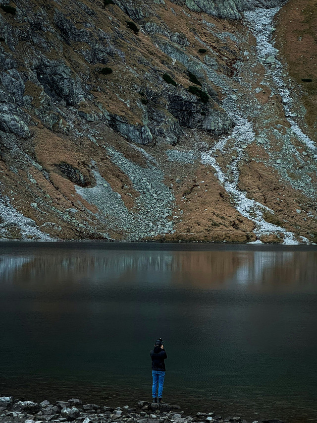 Danau Sunyi — Foto oleh Oleksii Holovachko, dari Unsplash