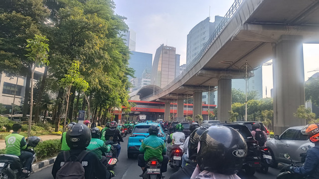 Kondisi lalu lintas di sepanjang Jalan Raya Mampang hingga Rasuna Said, Kuningan pada Selasa (8/4). Foto: Thomas Bosco/kumparan