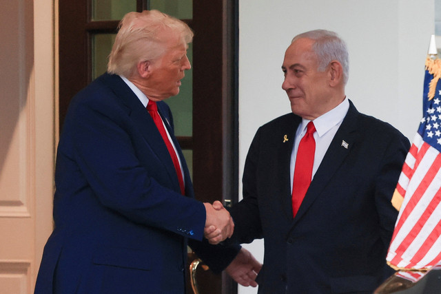 Perdana Menteri Israel Benjamin Netanyahu dan Presiden AS Donald Trump berjabat tangan setelah pertemuan di Gedung Putih, di Washington, AS, 7 April 2025. Foto: REUTERS/Kevin Mohatt
