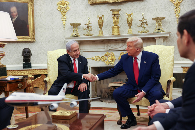 Presiden AS Donald Trump dan Perdana Menteri Israel Benjamin Netanyahu berjabat tangan selama pertemuan di Ruang Oval di Gedung Putih di Washington, AS, 7 April 2025. Foto: REUTERS/Kevin Mohatt