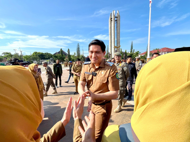 Bupati Indramayu Lucky Hakim di Alun-Alun Indramayu, Selasa (8/4/2025). Dok: kumparan