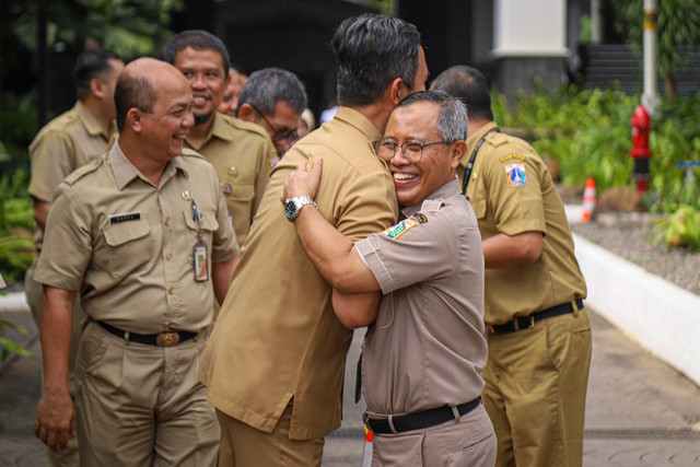 Aparatur Sipil Negara (ASN) DKI Jakarta menggelar halal bihalal di Pendopo Balai Kota, Jakarta, Selasa (8/4/2025). Foto: Iqbal Firdaus/kumparan