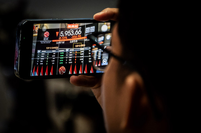 Jurnalis mengambil gambar layar digital yang menampilkan pergerakan Indeks Harga Saham Gabungan (IHSG) di Bursa Efek Indonesia (BEI), Jakarta, Selasa (8/4/2025). Foto: ANTARA FOTO/Bayu Pratama S