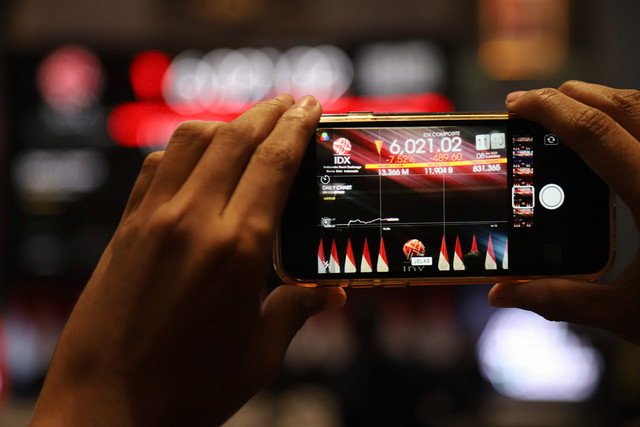 Layar digital menampilkan pergerakan Indeks Harga Saham Gabungan (IHSG) di Bursa Efek Indonesia (BEI), Jakarta, Selasa (8/4/2025).  Foto: Iqbal Firdaus/kumparan