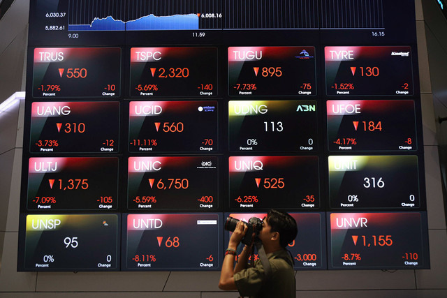 Layar digital menampilkan pergerakan Indeks Harga Saham Gabungan (IHSG) di Bursa Efek Indonesia (BEI), Jakarta, Selasa (8/4/2025). Foto: Iqbal Firdaus/kumparan