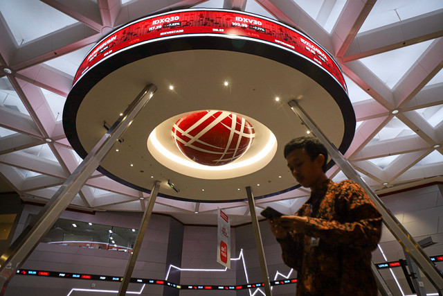 Layar digital menampilkan pergerakan Indeks Harga Saham Gabungan (IHSG) di Bursa Efek Indonesia (BEI), Jakarta, Selasa (8/4/2025). Foto: Iqbal Firdaus/kumparan