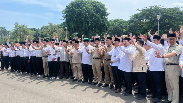 Gubernur Jakarta Pramono Anung dan Wagub Rano Karno melepas ribuan santri Gontor asal Jakarta di Monas, Jakarta Pusat, Selasa (8/4). Foto: Haya Syahira/kumparan