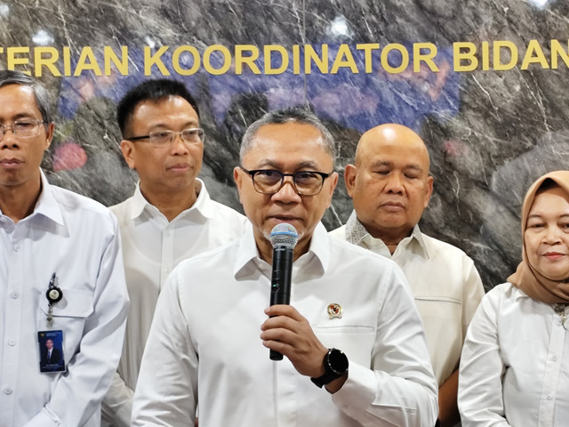 Menko Bidang Pangan Zulkifli Hasan (Zulhas) di kantornya, Selasa (8/4/2025). Foto: Widya/kumparan