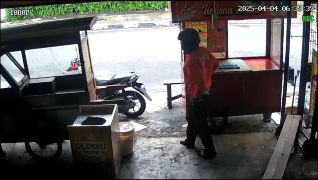 Tangkapan layar kamera CCTV aksi pembobolan toko kelontong di Cengkareng, Jakarta Barat. Foto: Dok. Istimewa