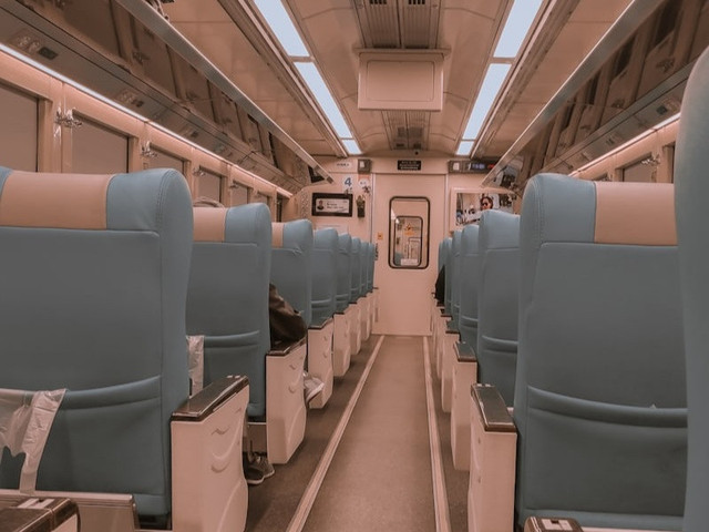 Perbedaan kereta luxury dan kereta eksekutif. Foto adalah kereta eksekutif. Sumber: Unsplash/Pranawa Capture