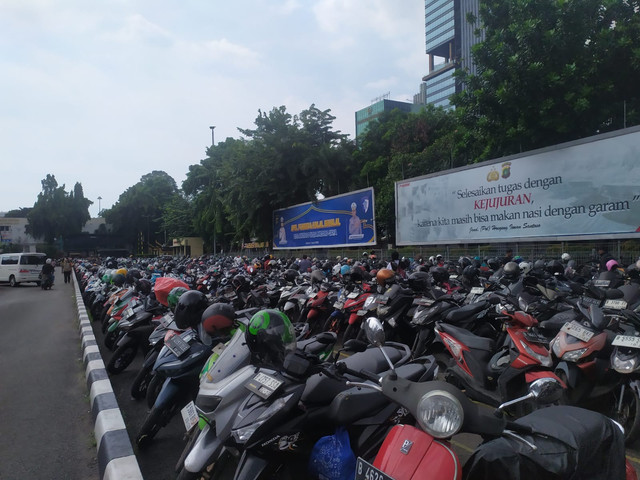 Suasana pelayanan Samsat di Polda Metro Jaya pada Selasa (8/4). Foto: Rachmadi Rasyad/kumparan