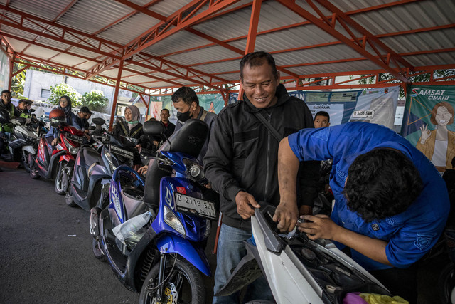 Petugas memeriksa nomor kendaraan milik warga saat penerapan pelayanan sistem ganjil genap di kantor Samsat Cimahi, Jawa Barat, Selasa (8/4/2025). Foto: ANTARA FOTO/M Risyal Hidayat