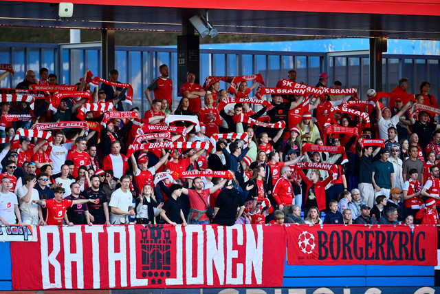 SK Brann, klub sepak bola asal Norwegia yang fannya menyanyikan kritik UEFA MAFIA.  Foto: Pau Barrena/AFP
