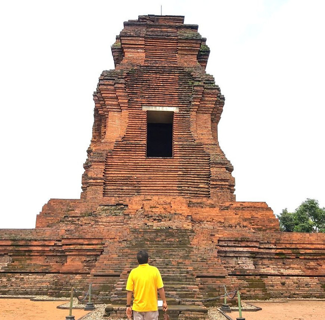 Menatap kemegahan Candi Brahu, sumber: Dok. Pribadi.