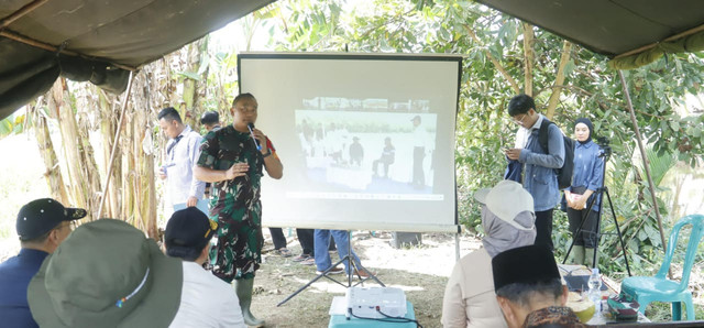 Dandim Mempawah memberikan paparan dalam panen raya padi serentak. Foto: Dok. Istimewa