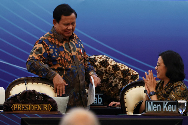 Presiden Indonesia Prabowo Subianto berbicara dengan Menteri Keuangan Indonesia Sri Mulyani dalam acara kumpul ekonomi bertema "Memperkuat Ketahanan Ekonomi Nasional" di Jakarta, Indonesia, 8 April 2025. Foto: REUTERS/Willy Kurniawan