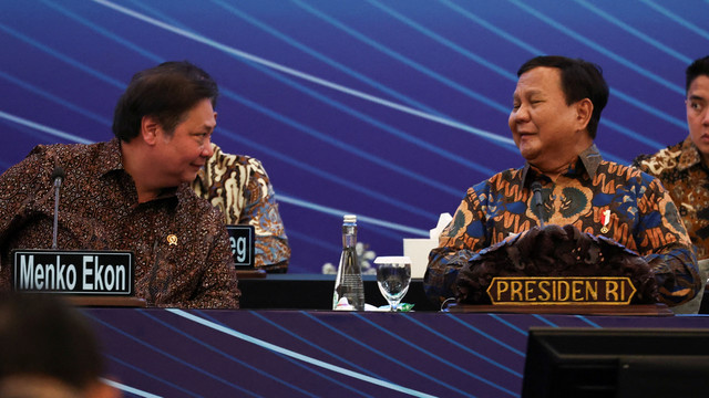 Presiden Indonesia Prabowo Subianto bereaksi saat berbicara dengan Airlangga Hartarto, Menteri Perekonomian Indonesia, pada pertemuan ekonomi dengan topik "Memperkuat Ketahanan Perekonomian Nasional" di Jakarta, Indonesia, 8 April 2025.  Foto: REUTERS/Willy Kurniawan