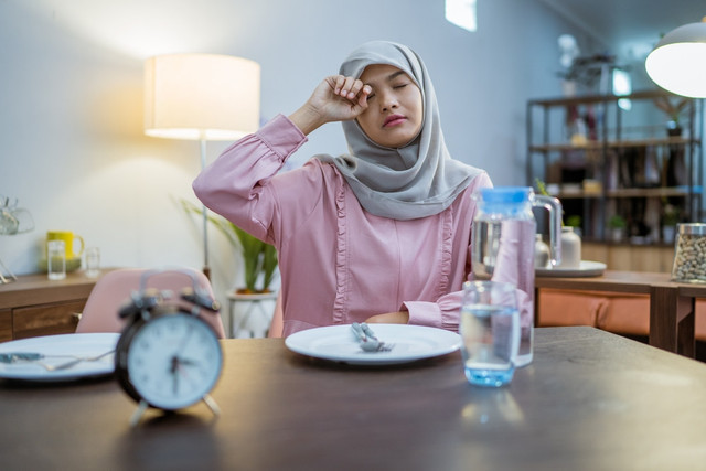 Ilustrasi banyak minum saat sahur. Foto: Odua Images/Shutterstock