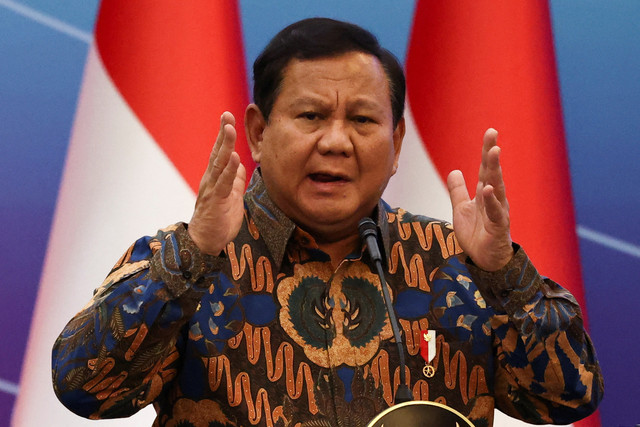 Presiden Indonesia Prabowo Subianto memberi isyarat saat menyampaikan pidatonya dalam acara kumpul ekonomi bertema "Memperkuat Ketahanan Ekonomi Nasional" di Jakarta, Indonesia, 8 April 2025. Foto: REUTERS/Willy Kurniawan