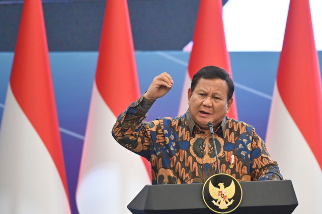 Presiden Prabowo Subianto menyampaikan pengarahan dalam Sarasehan Ekonomi Bersama Presiden RI di Menara Mandiri, Senayan, Jakarta, Selasa (8/4/2025). Foto: Aditya Pradana Putra/ANTARA FOTO