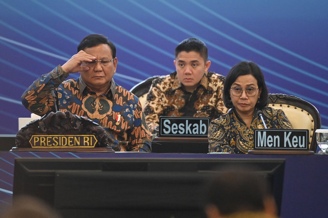 Presiden Prabowo Subianto (kiri) didampingi Menkeu Sri Mulyani (kanan) dan Seskab Teddy Indra Wijaya mendengarkan paparan presentasi dalam Sarasehan Ekonomi Bersama Presiden RI di Menara Mandiri, Senayan, Jakarta, Selasa (8/4/2025). Foto: Aditya Pradana Putra/ANTARA FOTO