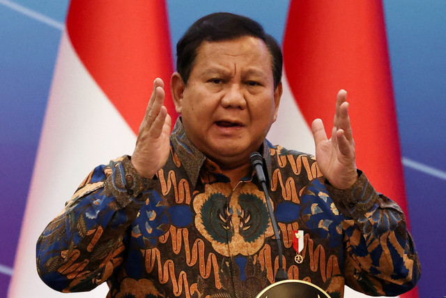 Presiden Prabowo Subianto menyampaikan pengarahan dalam Sarasehan Ekonomi Bersama Presiden RI di Menara Mandiri, Senayan, Jakarta, Selasa (8/4/2025). Foto: Willy Kurniawan/REUTERS
