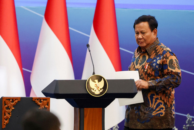 Presiden Prabowo Subianto bersiap menyampaikan pengarahan dalam Sarasehan Ekonomi Bersama Presiden RI di Menara Mandiri, Senayan, Jakarta, Selasa (8/4/2025). Foto: Willy Kurniawan/REUTERS