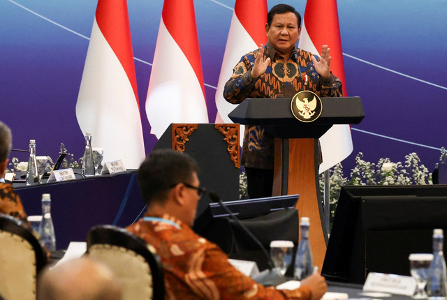 Presiden Prabowo Subianto menyampaikan pengarahan dalam Sarasehan Ekonomi Bersama Presiden RI di Menara Mandiri, Senayan, Jakarta, Selasa (8/4/2025). Foto: Willy Kurniawan/REUTERS