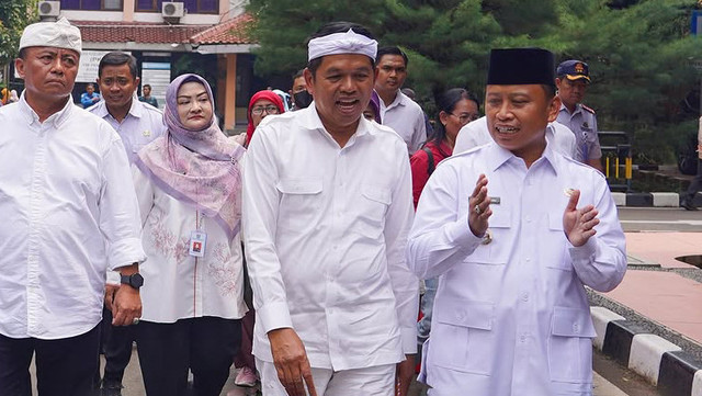 Wali kota Depok, Supian Suri (kanan) berbincang dengan Gubernur Jawa Barat Dedi Mulyadi. Foto: @bangsupians