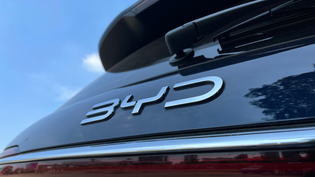 Emblem BYD di mobil listrik BYD M6. Foto: Aditya Pratama Niagara/kumparan