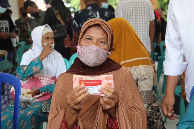Bansos adalah singkatan dari bantuan sosial, yaitu program bantuan dari pemerintah yang diberikan kepada masyarakat yang membutuhkan. Foto: Kemensos