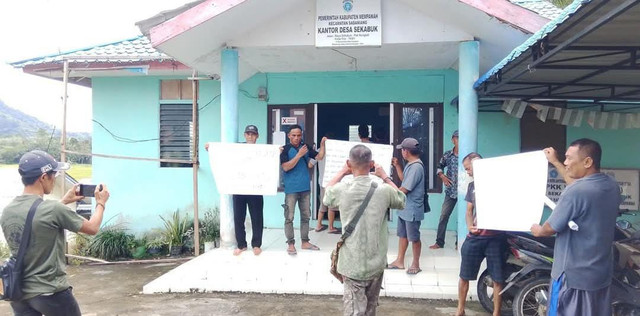 Warga mendatangi Kantor Desa Sekabuk, Mempawah. Foto: Dok. Istimewa
