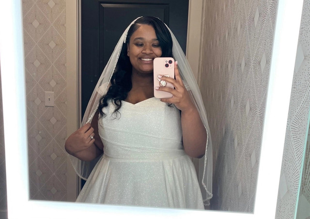 Calynn Chapman, perempuan yang memilih tampil bare face saat menikah. Foto: TikTok/calvindavis