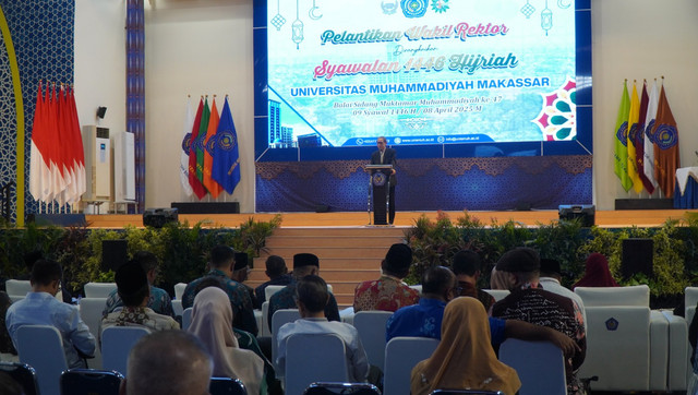 Ketua Majelis Diktilitbang Pimpinan Pusat Muhammadiyah Prof Bambang Setiaji menyampaikan sambutan dalam kegiatan Syawalan dan Pelantikan Wakil Rektor Unismuh Makassar yang di Gelar di Balai Sidang Muktamar ke 47, Selasa 8 April 2025
