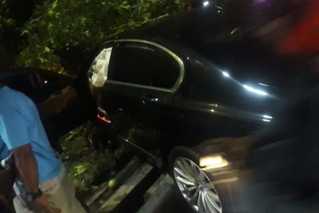 Mobil sedan BMW warna hitam dengan nopol P 805 INI terjun bebas dari ujung jalan Tol Krian-Gresik. Foto: Dok. Istimewa