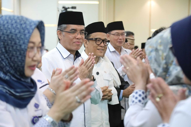 Menaker Yassierli menghadiri acara Halalbihalal bertema 'Sucikan Hati, Perkuat Integritas dan Wujudkan Kinerja Berkualitas' di ruang serbaguna Kemnaker, Jakarta, Selasa (8/4/2025). Foto: Kemnaker RI