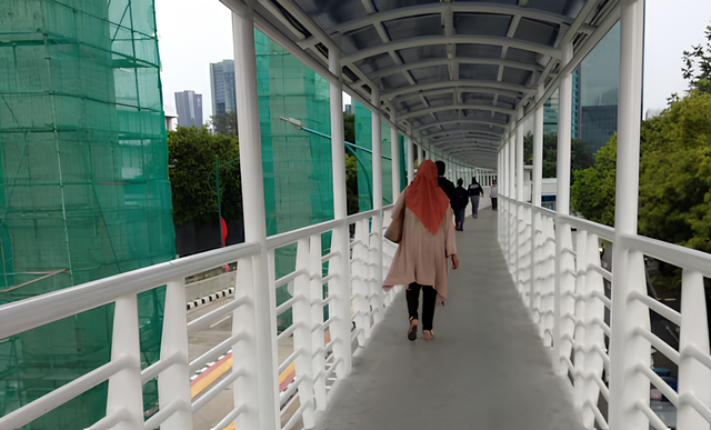 Jembatan penyebrangan di Jakarta. (Sumber: Freepik/EyeEm)