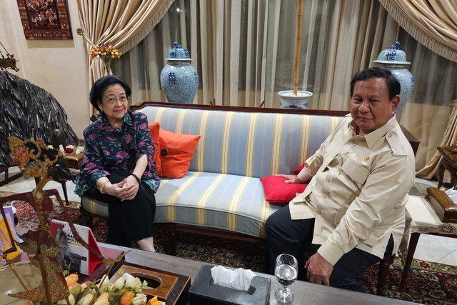 Presiden Prabowo Subianto bertemu Presiden ke-5 Megawati Soekarnoputri di Teuku Umar, Jakarta, Senin (7/4/2025). Foto: Dok. Sufmi Dasco Ahmad