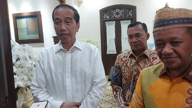 Presiden ke-7 Joko Widodo di kediamannya di Solo, Selasa (8/4/2025). Foto: kumparan