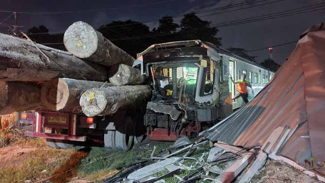 Kecelakaan antara Kereta Api Commuterline Jenggala relasi Indro-Sidoarjo dengan truk bermuatan kayu pada Selasa (8/4/2025). Foto: Dok. Istimewa