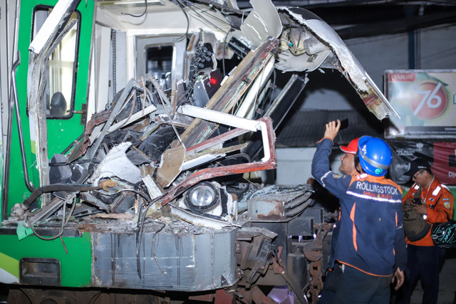 Petugas mengevakuasi kereta api commuter line Jenggala yang menabrak truk bermuatan kayu di Desa Tenggulunan, Kebomas, Gresik, Jawa Timur, Selasa (8/4/2025). Foto: Rizal Hanafi/ANTARA FOTO