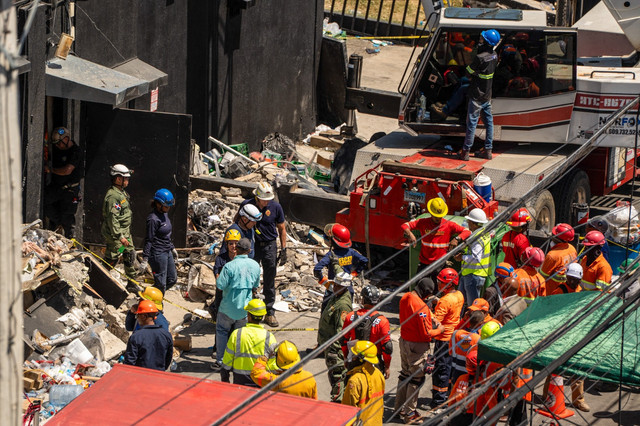 Atap sebuah kelab malam di Republik Dominika ambruk pada Selasa (8/4). Foto: Francesco SPOTORNO / AFP