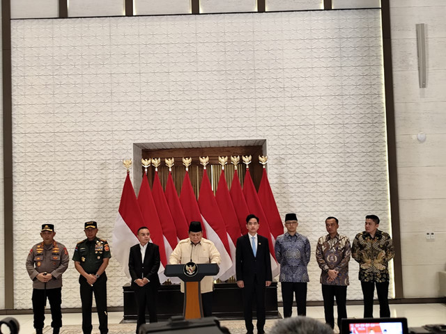 Presiden Prabowo Subianto memberikan keterangan pers di base ops Bandara Halim Perdanakusuma, Jakarta sebelum lawatan kunker luar negeri ke negara-negara Timur Tengah, pada Selasa (8/4/2025). Foto: Luthfi Humam/kumparan